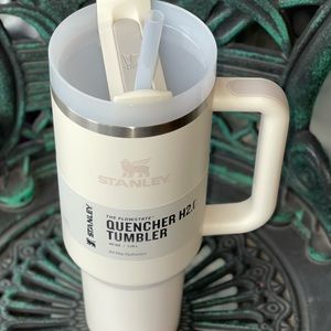 Stanley Quencher H2O 40oz Cream Off White Tumbler w/ Cup Handle 40 oz/flowstate